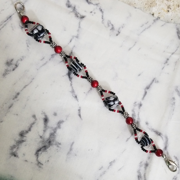 Geometric black & red glass beaded bracelet - Picture 3 of 8